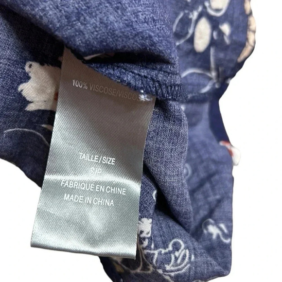 Suzy Shier Blue floral wrap dress ,
tie waist, button front ,seam pockets,EC - Picture 12 of 12